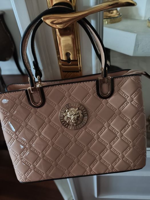 Mala de verniz em tom de beje