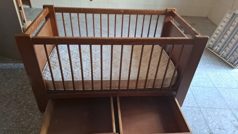 Cama bebé com gavetas
