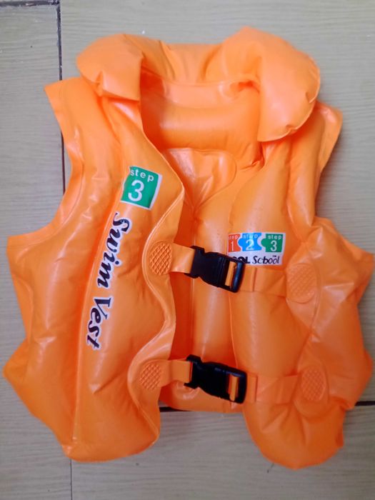 Страхувальний надувний жилет для дітей.