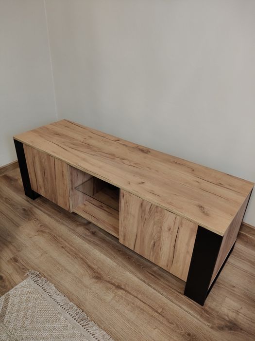 Półka pod telewizor