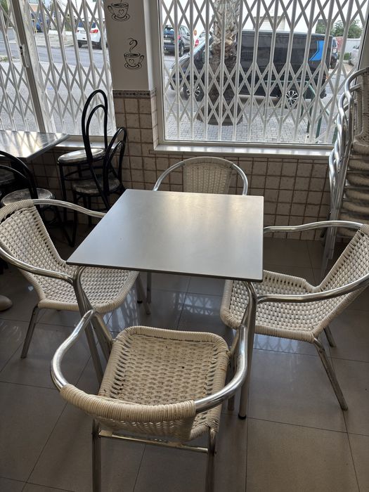 Mesas e cadeiras pra pastelaria (4 mesas e 8 cadeiras)