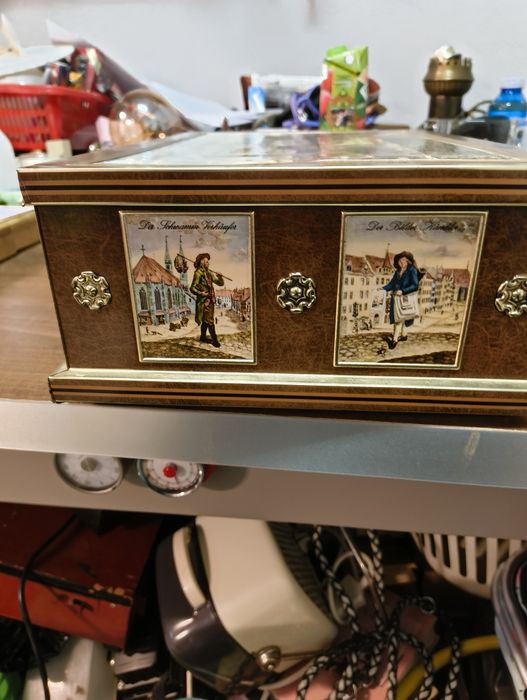 Orginalny metalowy pojemnik