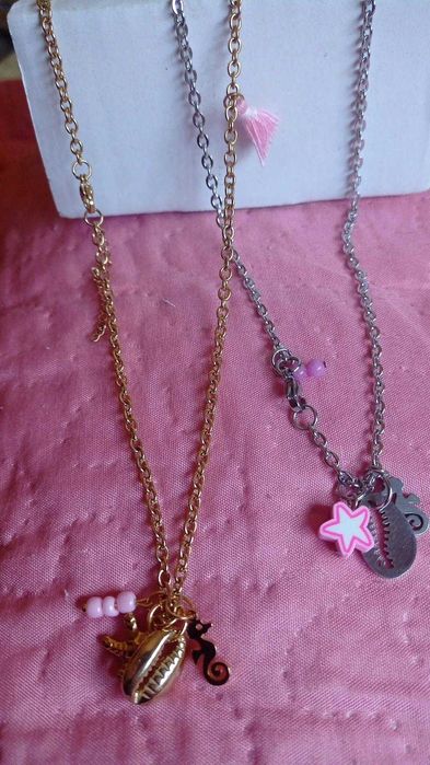 Peças de bijuteria feitas à mão