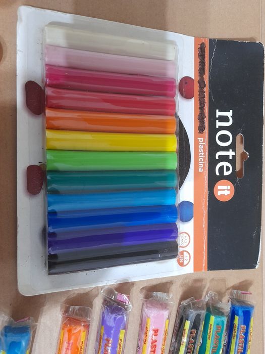 Conjunto de barras de plasticina e moldes