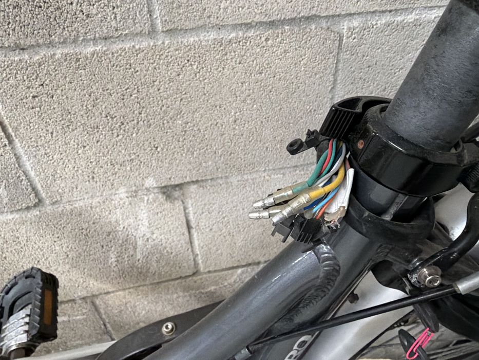 Bicicleta elétrica dobravel avariada