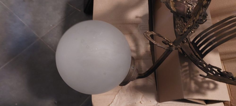Candeeiro antigo em bronze e globos de vidro, de tecto