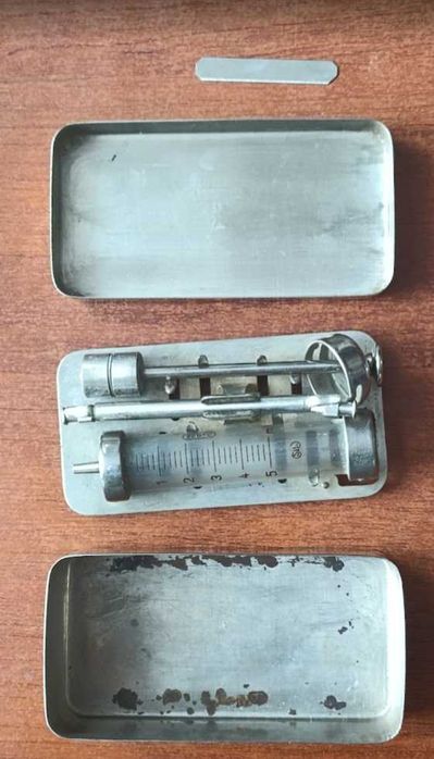 PUDEŁKO RECORD  do strzykawki używane tanio