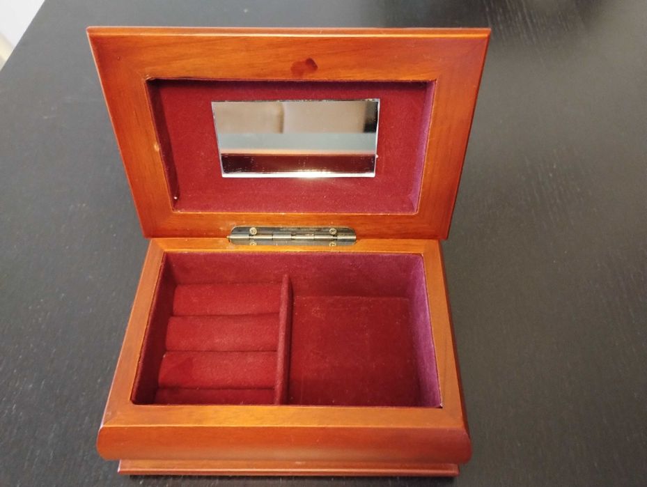 Drewniana kasetka na biżuterię