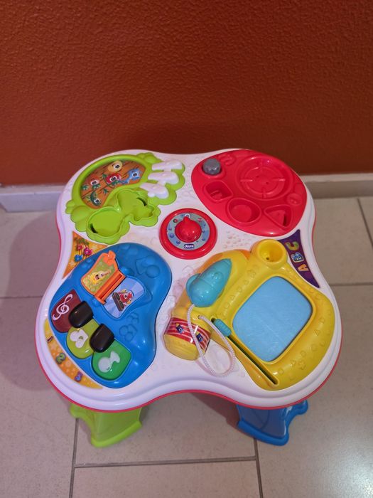 Mesa de actividades criança