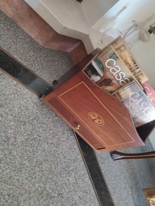 Porta- revistas clássico com rodas nos pés