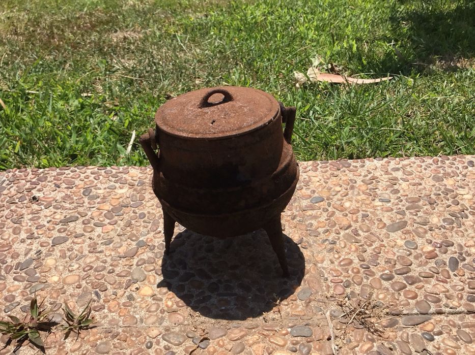 Pote de ferro antigo