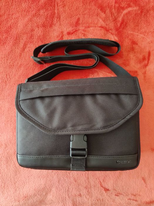 Kit Máquina Fotográfica CANON EOS 2000D + Lente 18-55 mm + Tripé Hama