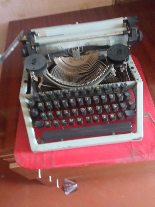 Друкарська машинка в робочому стані, антикваріат