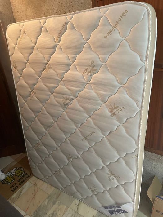 cama sommier com cabeceira e colchão
