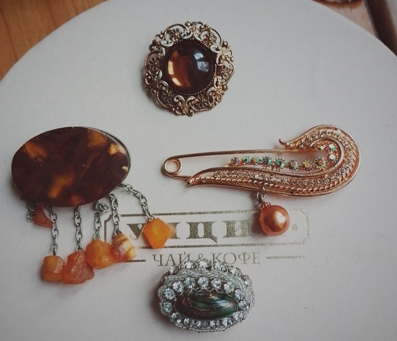 Продам броши винтажние и кулон.