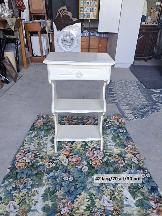 Mesinha de apoio em madeira