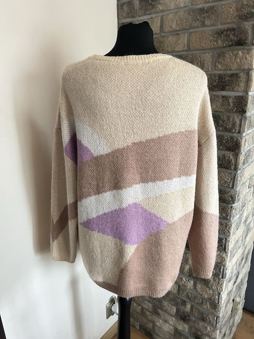 Beżowy gruby sweter rozmiar M/L geometryczny wzór