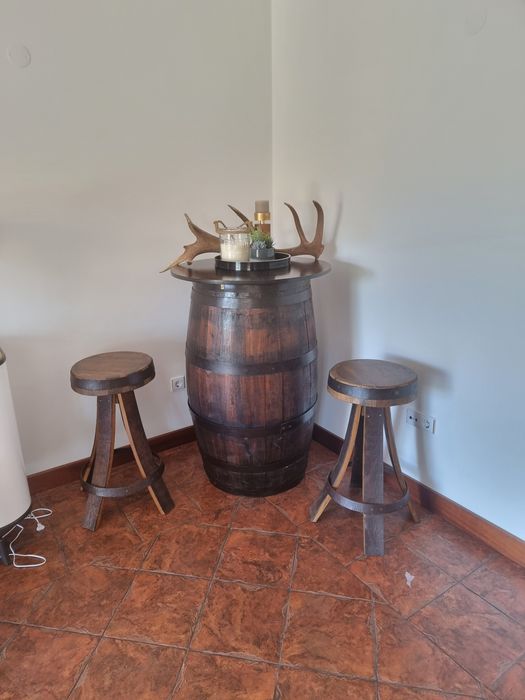 Mesa e quatro bancos