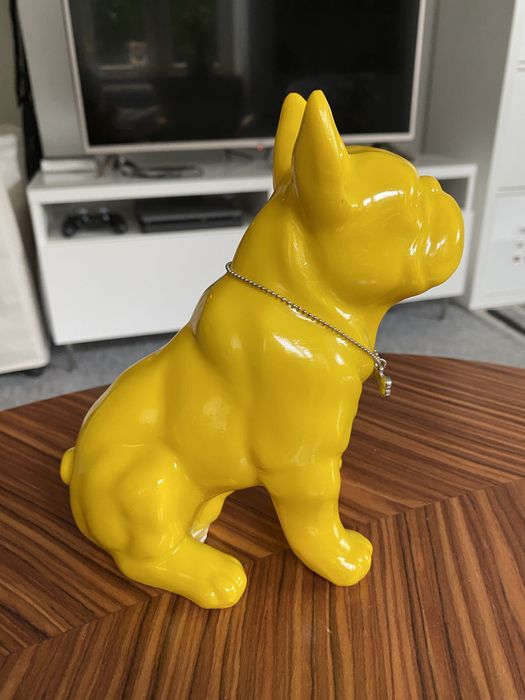 Figurka pies buldog francuski żółty z naszyjnikiem