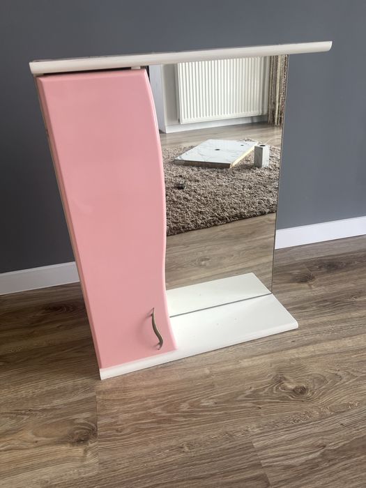 Підвісна шафа з дзеркалом у ванну