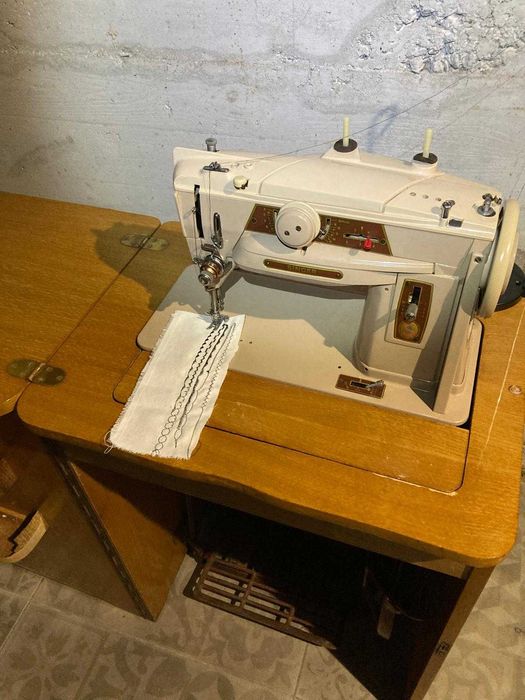 Máquina de Costura Singer 401G