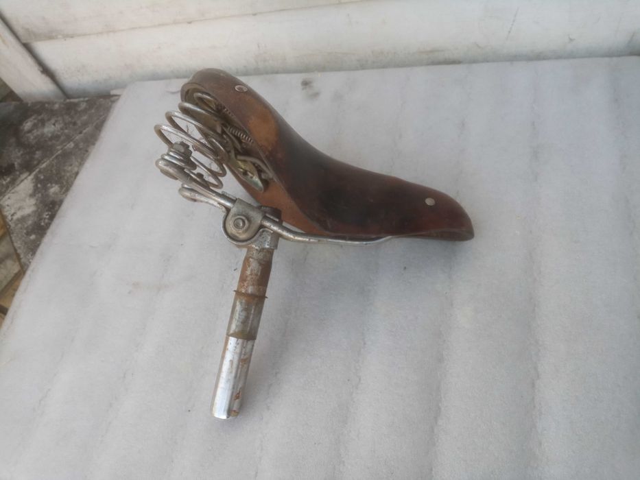 Stare zabytkowe siedzenie rowerowe