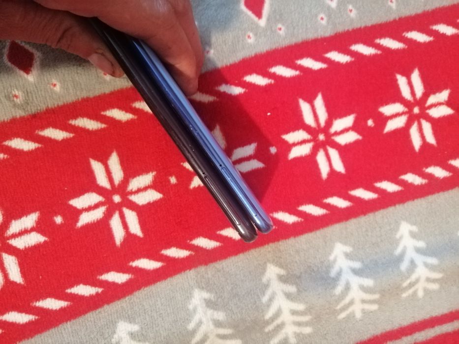 Продам 2 телефон samsung a40