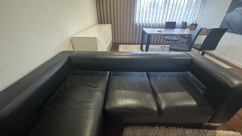 Sofá preto em pele com chaise longue