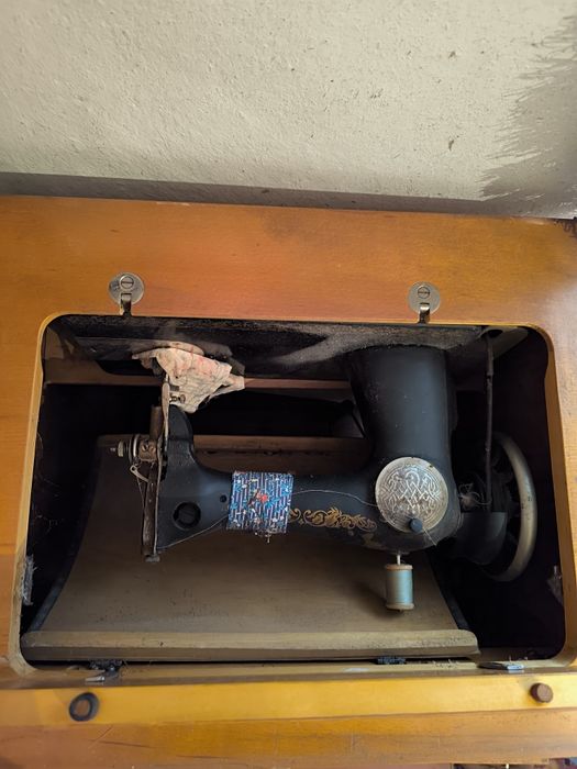 Швейна машинка с ножним приводом.