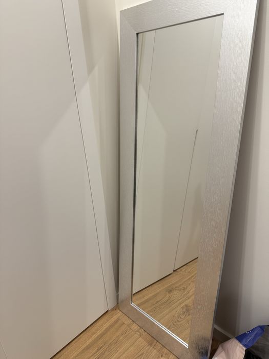 Espelho grande cinza