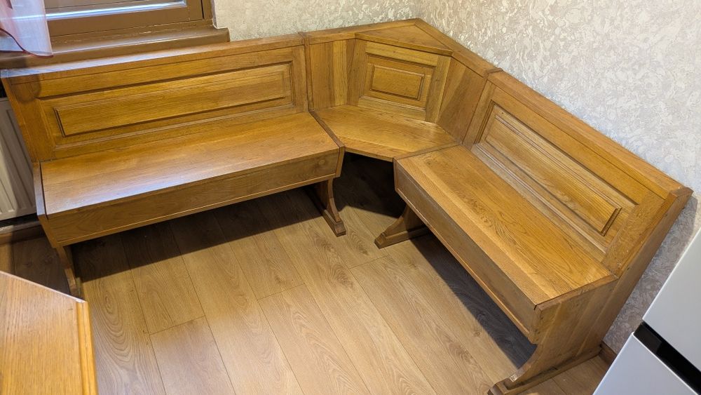 Кухонний куточок з натурального дерева, міцний, у хорошому стані