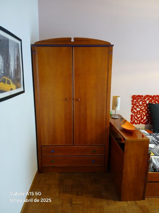 Quarto completo Cama com gavetão/ Roupeiro/ mesa de cabeceira