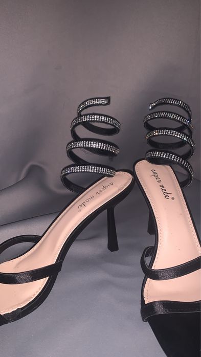 saltos altos pretos brilhantes (novos)