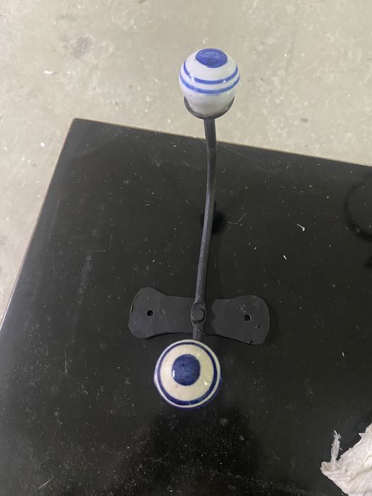 Cabide duplo em ferro forjado e porcelana