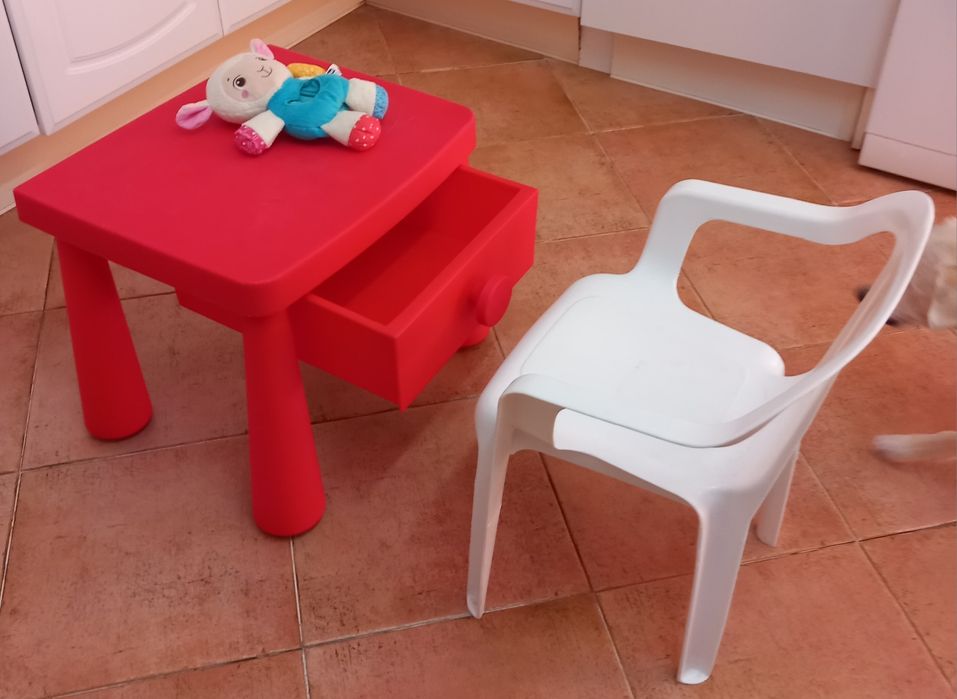 MESA DE CRIANÇA COM CADEIRA.BONECO OFERTA.Casa,Sala,Infantário,Quarto.