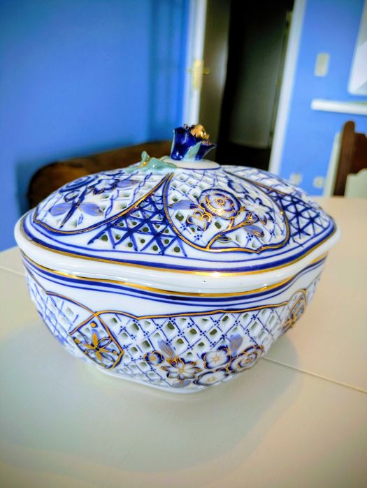 Conjunto de cinco elementos em fina porcelana, tons azul e dourado