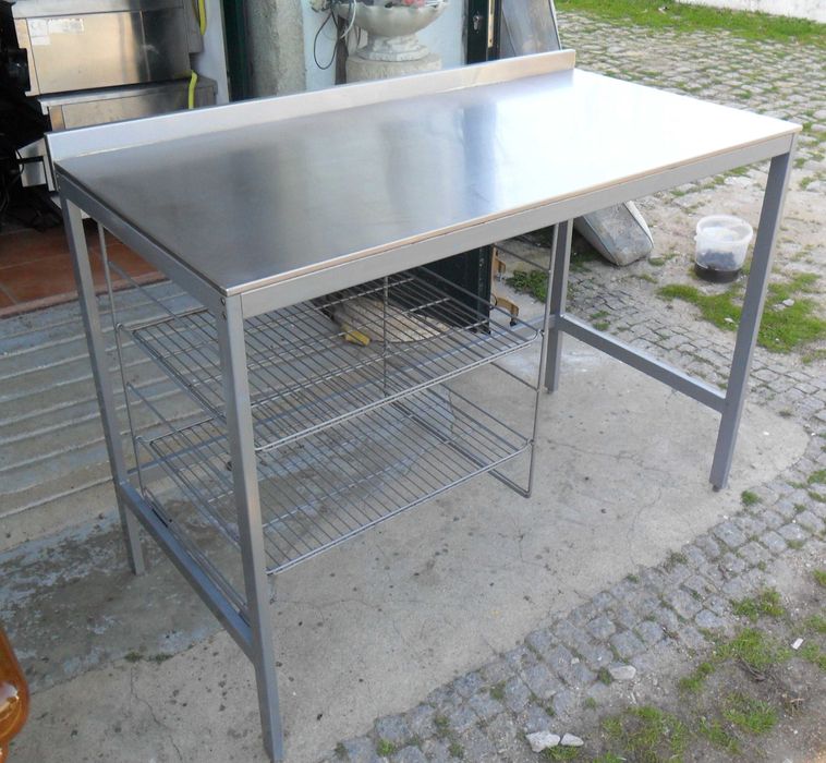 Bancada inox com prateleiras em rede