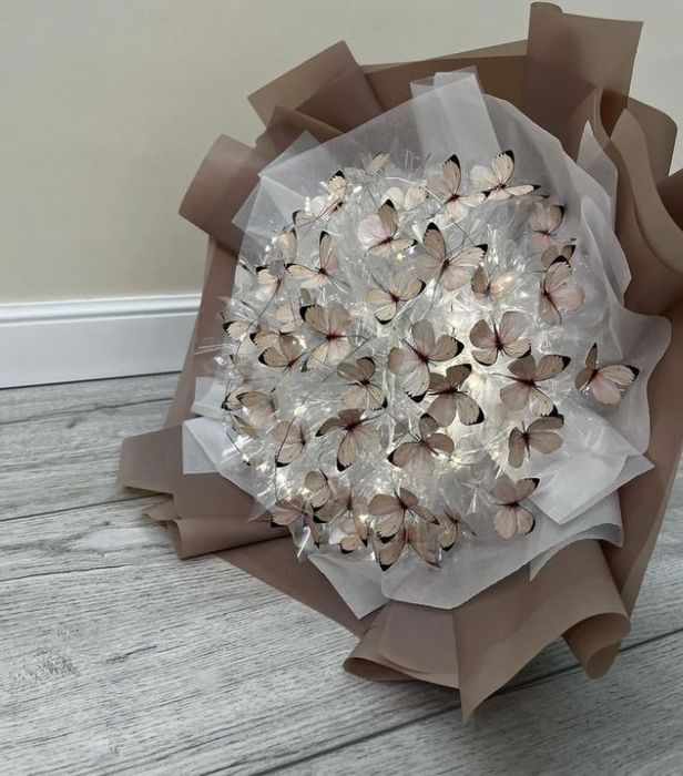 Букети з метеликів та стрічок