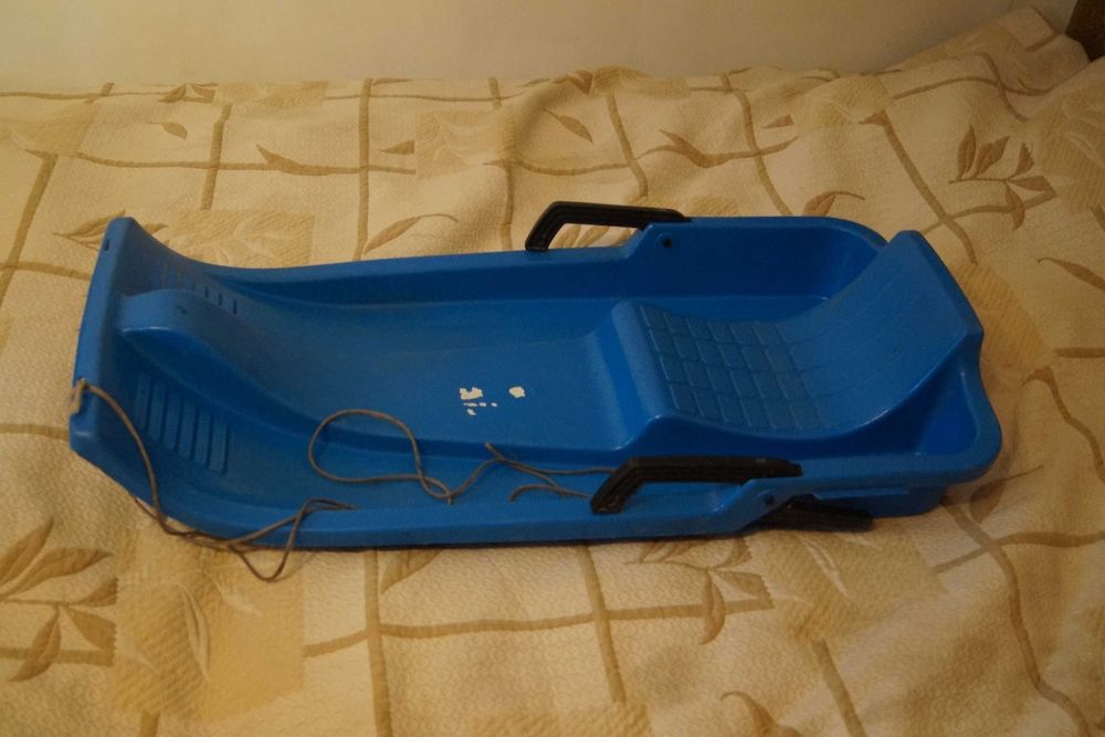 sanki plastikowe duże z hamulcem 83 x 42 cm