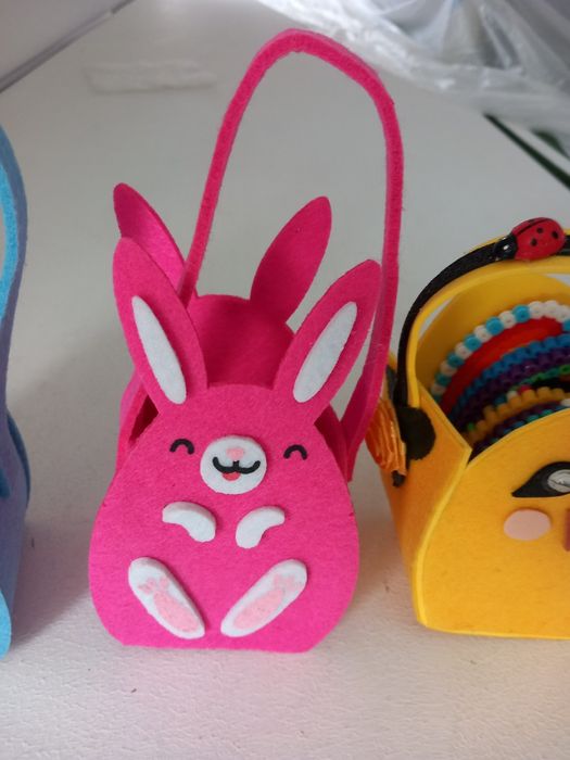 Cesto de coelhinhos de Páscoa e pratos