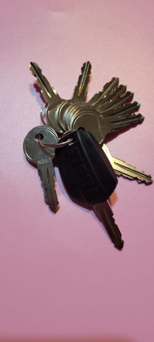 Várias chaves thule/ vários códigos. 

Ver última foto com códigos 

C