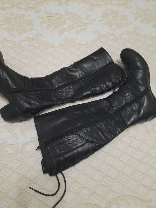 Botas em pele pretas de cano alto, marca Pataugas