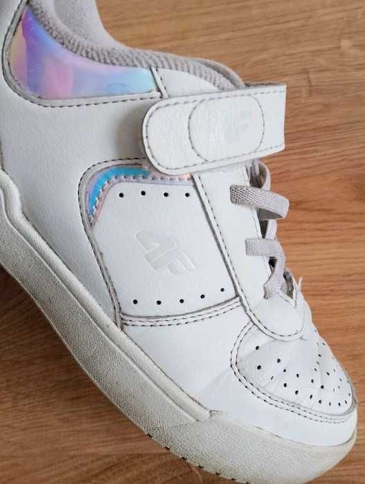 4 F. Buty dziewczęce