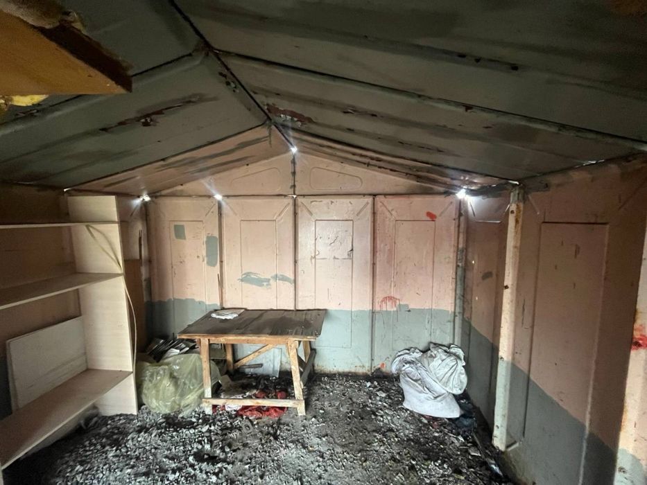 Металевий гараж біля горбатого мосту