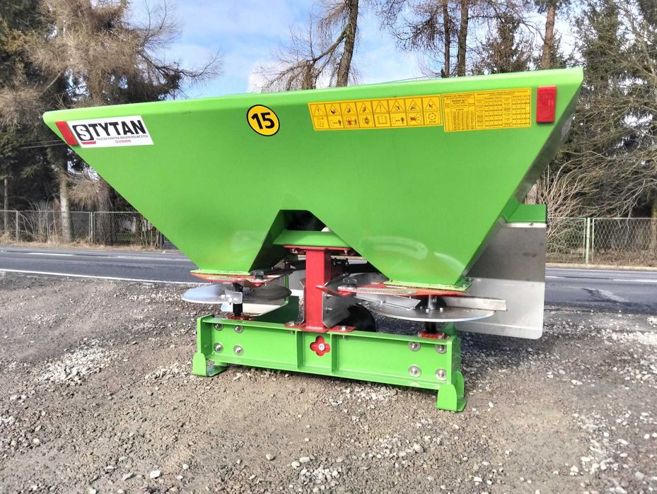rozsiewacz nawozów/ 2-talerze/ hydraulika/ plandeka/ TYTAN/sulky/altro