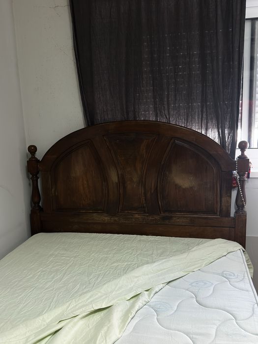 Cama casal e colchao e mesas de cabeceira