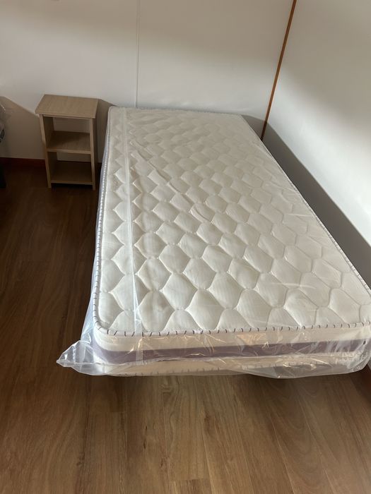 quarto solteiro  cama , mesinha de cabeceira