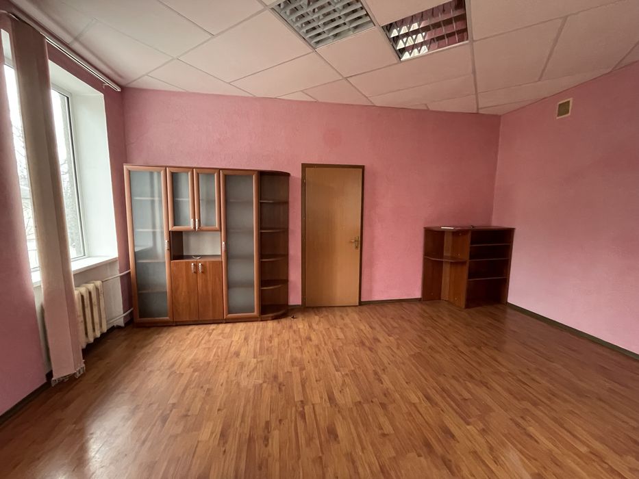 Продаж офісного приміщення з територією