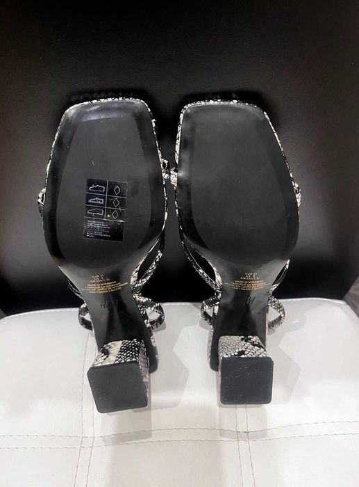 Босоножки  в змеиный принт H&M