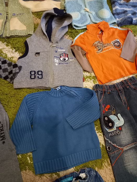 Теплі речі на 1.5-2 роки жилет, джинси, светр на хлопчи